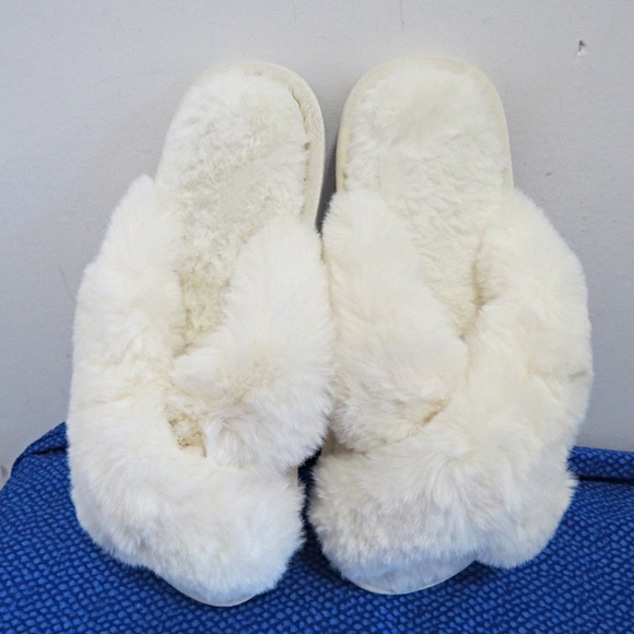New Retail $62 Women's Fuzzy Slippers Size 9-10 - Picture 2 of 9